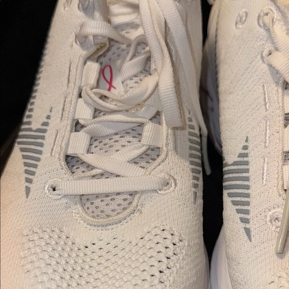 Nike White Athletic Shoes with Breathable Mesh and Sleek Design - Picture 13 of 14